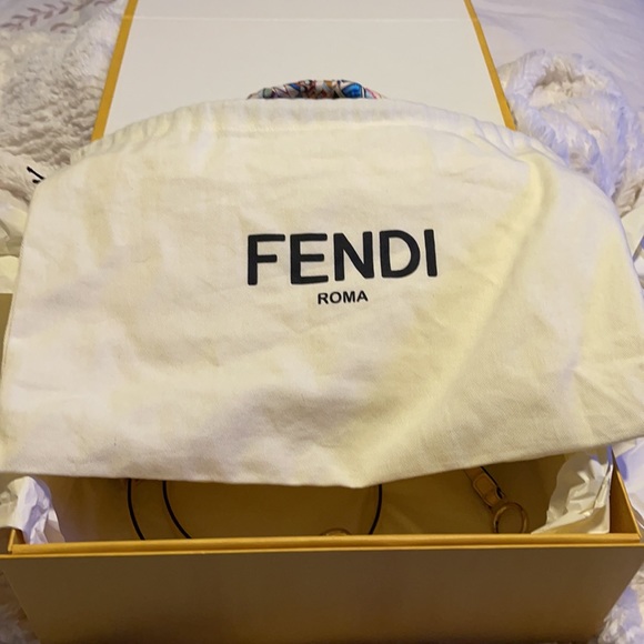 Fendi peekaboo purse size small - Picture 5 of 6